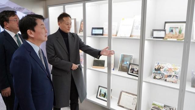 안철수(가운데) 안랩 창업자가 안랩 본사 1층 '히스토리관' 전시를 둘러보는 모습. 안랩 제공