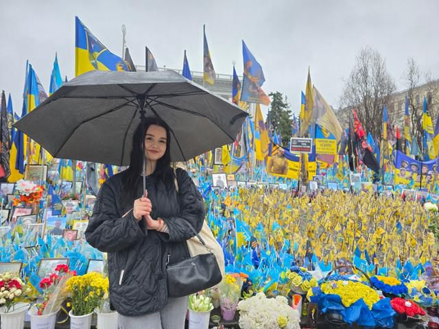15일 우크라이나 키이우 독립광장에서 만난 아나스타샤는 우크라이나의 승리와 평화를 동시에 달성하는 게 가능할까라고 물었다. 승리를 위해 더 많은 희생을 감수해야 한다면 그것을 평화라고 부를 수 있을지 단언하기 어렵다는 이유에서다. 키이우=신은별 특파원