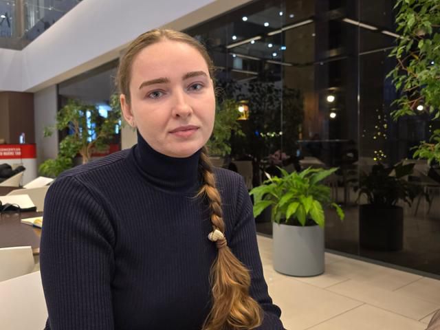 15일 우크라이나 키이우에서 만난 올레나가 한국일보 인터뷰에 응하고 있다. 그는 우크라이나가 점령했지만 최근 러시아가 탈환에 속도를 내고 있는 러시아 서부 쿠르스크에서의 작전에 관여하는 아버지를 언급하며 눈물을 보였다. 키이우=신은별 특파원