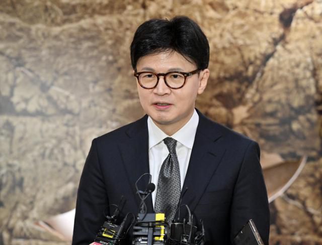 한동훈 전 국민의힘 대표가 17일 서울 종로구 조계사에서 조계종 총무원장 진우 스님을 접견한 후 취재진 질문에 답변하고 있다. 홍인기 기자