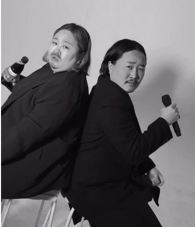 코미디언 홍윤화(왼쪽)가 조째즈와 쌍둥이처럼 닮은 분장으로 듀엣을 하는 듯한 사진은 소셜미디어에서 화제가 되며 조째즈에 대한 관심을 끌어올렸다. 조재즈 인스타그램