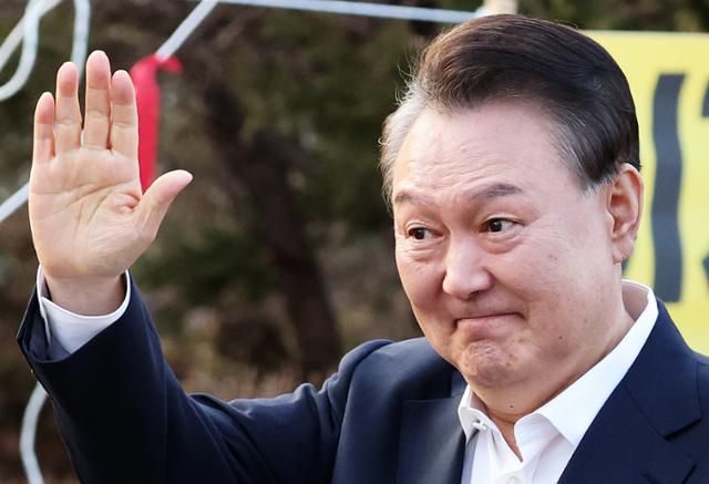 윤석열 대통령이 지난 8일 오후 경기 의왕시 서울구치소에서 석방돼 지지자들에게 손을 들어 인사하고 있다. 뉴스1