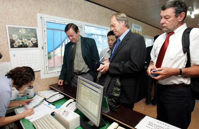 2004년 9월 20일 대전 대덕연구단지 내 한국원자력연구소를 찾은 국제원자력기구(IAEA) 사찰단이 연구소 정문 출입자관리소에서 방문증을 수령하고 있다. 연합뉴스 자료사진