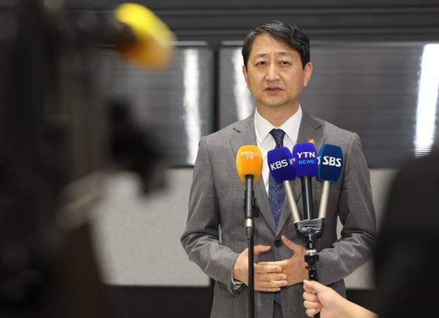 대미 협상을 위해 미국 워싱턴DC를 재차 방문했던 안덕근 산업통상자원부 장관이 23일 인천국제공항 2터미널을 통해 귀국한 뒤 방미 결과와 관련된 취재진의 질문에 답하고 있다. 연합뉴스