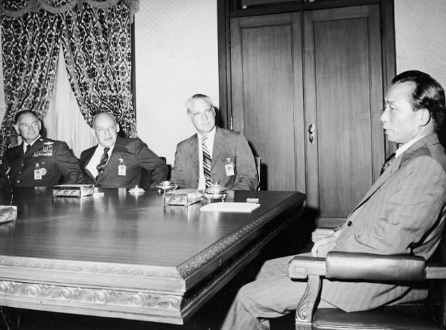1975년 8월 박정희(맨 오른쪽) 당시 대통령이 한국을 방문한 제임스 슐레진저 당시 미국 국방장관(오른쪽 두 번째)과 대화하고 있다. 슐레진저 전 장관은 이 자리에서 '남한이 핵무기 개발을 추진할 경우, 한미 관계가 악화될 수 있다'고 박 전 대통령에게 경고했다. 한국일보 자료사진