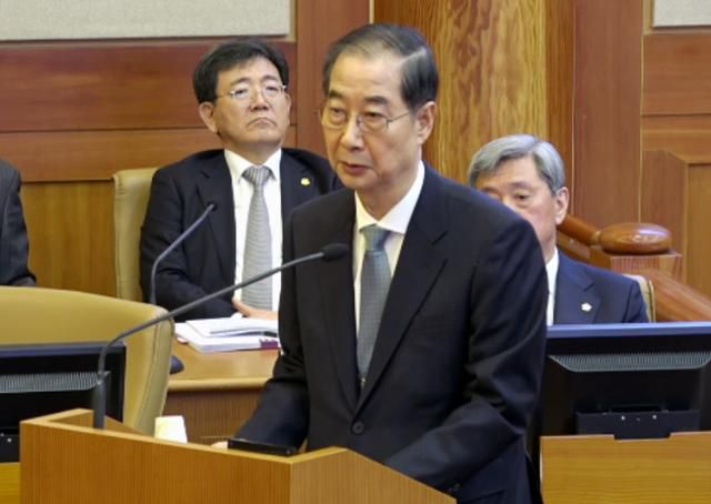 한덕수 국무총리가 지난달 19일 서울 종로구 헌법재판소 대심판정에서 열린 탄핵심판 1차 변론기일에서 발언하고 있다. 헌법재판소 제공