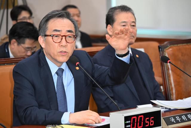 조태열(왼쪽) 외교부 장관이 19일 국회에서 열린 법제사법위원회 전체회의에 참석해 민감국가 지정과 관련한 의원들 질의에 답하고 있다. 고영권 기자