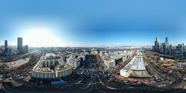 윤석열 대통령 탄핵소추안 표결이 진행된 지난해 12월 14일 여의도 국회 주변에 윤 대통령 탄핵을 촉구하는 대규모 집회가 진행되고 있다. 최주연 기자