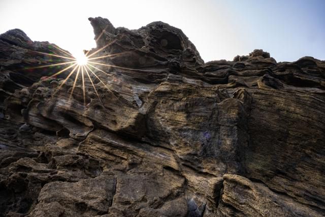 용머리해안 해식대 위로 한낮의 태양이 떠오르고 있다.