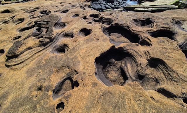 사계해변 서쪽 끝 사계리해안 체육공원 앞 해변 퇴적층 사구에 수많은 돌개구멍(포트홀)이 있다.