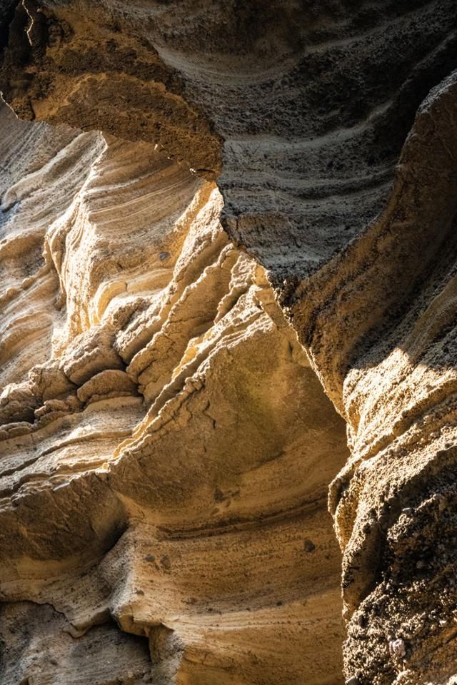 용머리해안에 외국 사막에서 볼법한 높은 퇴적암 기둥이 있다.