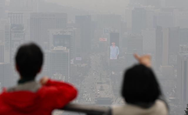 서울에 초미세먼지 주의보가 발령된 25일 서울 종로구 북악산에서 바라본 도심이 뿌옇다. 뉴시스