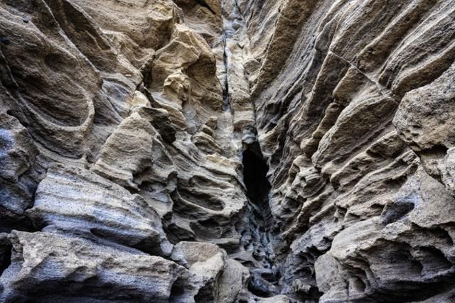 용머리해안 암반층 사이로 깊은 협곡이 나 있다.