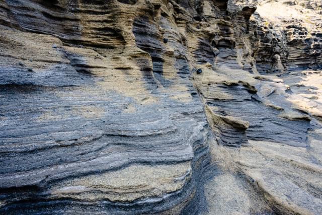 용머리해안 동편에 길게 펼쳐진 해식대가 보인다.