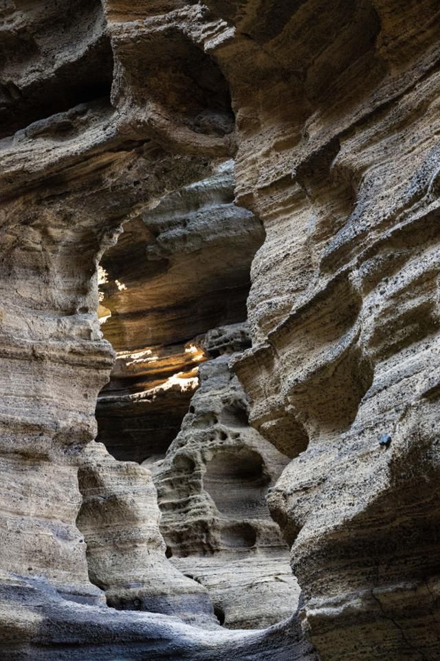 용머리해안의 인기 사진 촬영 장소인 아치. 사람이 통과할 수 있는 길목에 있다.