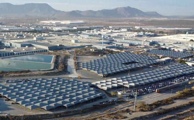 멕시코 코아우일라 지역 라모스 아리즈페에 위치한 제네럴 모터스의 차량 제조 공장 전경. 이곳에서 생산되는 차량은 대체로 미국과 캐나다로 수출된다. 라모스 아리즈페=로이터 연합뉴스