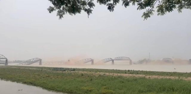 28일 미얀마 제2도시 만달레이 인근에서 발생한 규모 7.7 강진으로 사가잉 다리가 무너져 내렸다. 미얀마 독립 매체 미얀마 나우 캡처