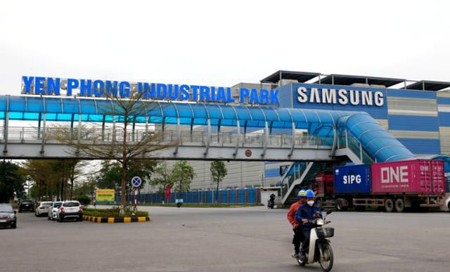 지난 18일 삼성전자 베트남 생산공장이 위치한 베트남 박닌성 옌퐁 산업단지에서 오토바이를 탄 노동자들이 이동하고 있다. 박닌=허경주 특파원