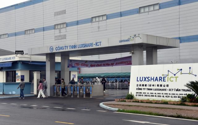 지난 21일 베트남 북부 박장성 꽝쩌우 산업단지에서 중국 전자제품위탁생산 기업 리쉰정밀(立讯精密·Luxshare) 노동자들이 점심 식사를 하기 위해 건물 밖으로 나서고 있다. 박장=허경주 특파원