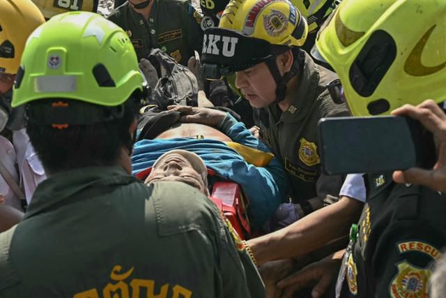 28일 미얀마 만달레이 인근에서 발생한 규모 7.7 강진 여파로 태국 방콕에서 공사 중이던 30층 건물이 무너져 내렸다. 사고 현장에서 한 남성이 구조되고 있다. 방콕=AFP 연합뉴스