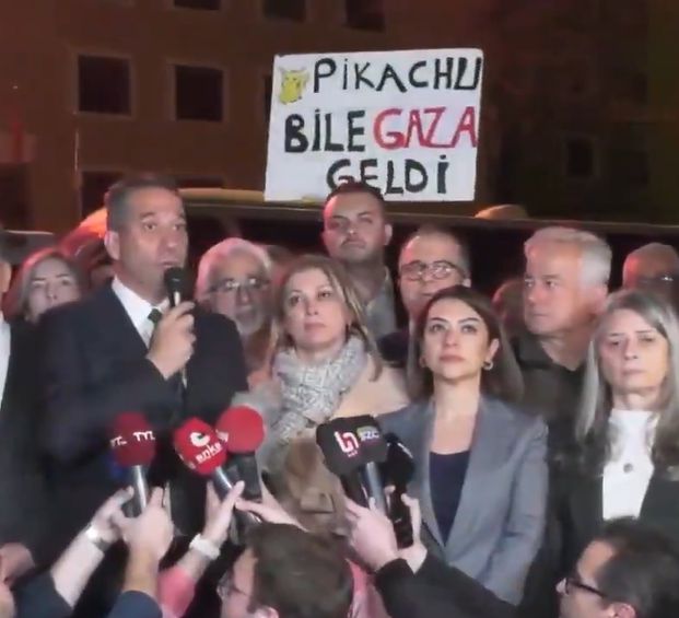 튀르키예 언론 네페스가 28일 공식 엑스(X) 계정에 올린 튀르키예 공화인민당(CHP)의 기자회견 영상의 한 장면. 피카츄도 최루탄에 당했다는 문구가 쓰인 시위대 팻말이 보인다. 네페스 엑스(X) 계정 캡처
