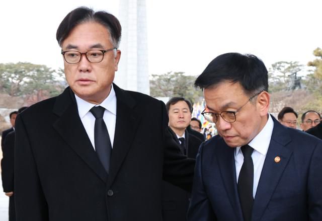 최상목(오른쪽) 대통령 권한대행 부총리 겸 기획재정부 장관이 1월 1일 국립서울현충원을 찾아 참배를 마친 뒤 정진석 대통령 비서실장과 이동하고 있다. 대통령실은 이날 공지에서 정 비서실장, 성태윤 정책실장, 신원식 국가안보실장, 장호진 외교안보특보와 수석비서관 전원이 최 권한대행에게 사의를 표명했다고 전했다. 연합뉴스