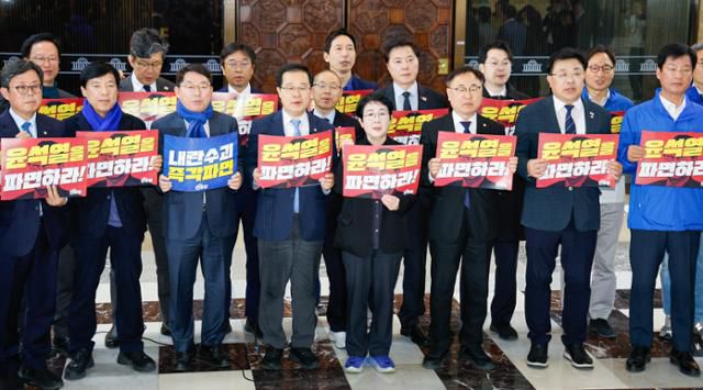 더불어민주당 초선 의원들이(더민초) 28일 서울 여의도 국회 로텐더홀에서 한덕수 대통령 권한대행을 향해 마은혁 헌법재판관 후보자 임명을 촉구하며 비상시국대응 긴급 기자회견을 하고 있다. 뉴스1