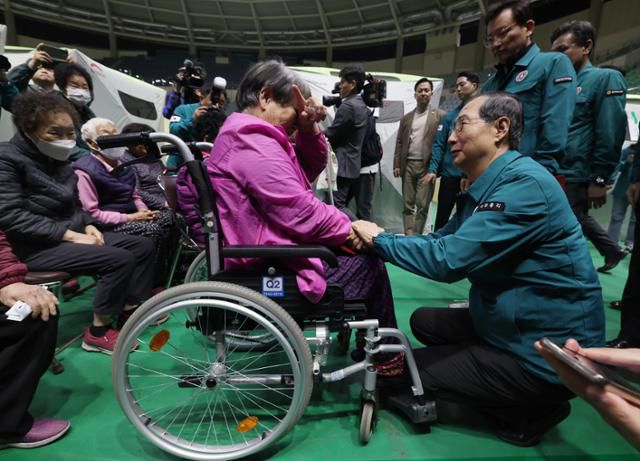 한덕수 대통령 권한대행 국무총리가 28일 경북 안동시 안동실내체육관에 마련된 산불 주민대피소를 방문해 이재민을 위로하고 있다. 왕태석 선임기자