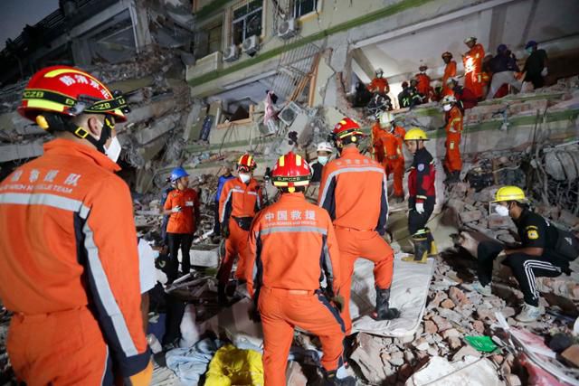 30일 미얀마 만달레이에서 중국 구조대원들이 대규모 지진으로 무너진 한 빌라 잔해 속에서 생존자를 찾고 있다. 만달레이=EPA 연합뉴스