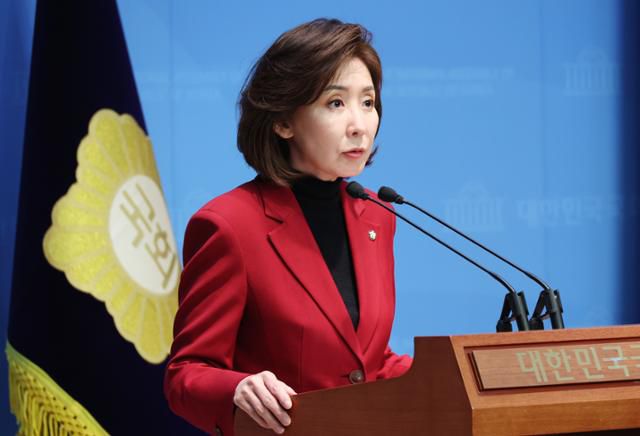 나경원 국민의힘 의원이 28일 서울 여의도 국회 소통관에서 가진 기자회견에서 이재명 더불어민주당 대표의 공직선거법 위반 혐의 항소심 무죄와 관련해 대법원이 사건을 돌려보내지 않고 직접 판결을 내리는 파기자판 및 신속한 재판을 촉구하고 있다. 뉴스1