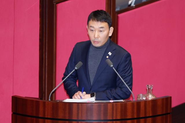 김용민 더불어민주당 의원이 지난달 13일 오후 서울 여의도 국회에서 열린 제422회국회(임시회) 제5차 본회의에서 최상목 대통령 권한대행 부총리 겸 기획재정부 장관에게 경제에 관한 대정부 질문을 하고 있다. 뉴스1