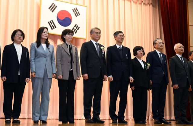 올해 1월 2일 오전 서울 종로구 헌법재판소에서 열린 헌법재판관 취임식에서 8인 헌법재판관이 기념사진을 촬영하고 있다. 왼쪽부터 김복형, 정정미, 이미선, 조한창 헌법재판관, 문형배 헌법재판소장 권한대행, 정계선, 김형두, 정형식 헌법재판관. 강예진 기자