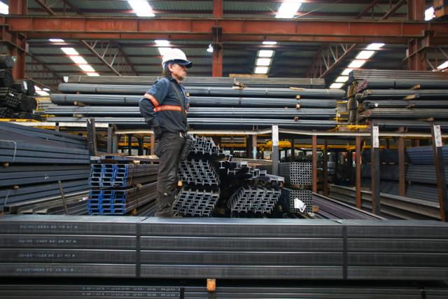 멕시코 철강 산업 노동자가 지난달 11일 미국 접경 누에보레온주 몬테레이의 한 공장에서 일하고 있다. 몬테레이=AFP 연합뉴스