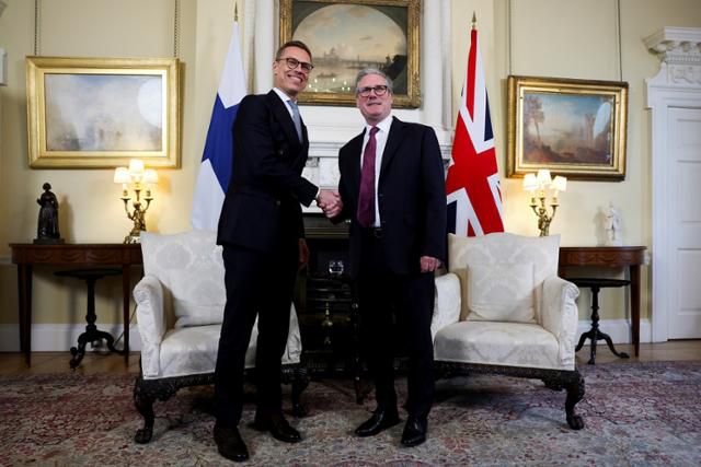 알렉산데르 스투브 핀란드 대통령과 키어 스타머 영국 총리가 지난달 31일 영국 런던 다우닝가 10번지 총리 공관에서 만나 악수하고 있다. 런던=AP 연합뉴스