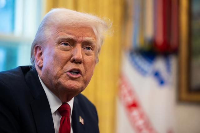 도널드 트럼프 미국 대통령이 지난달 26일 워싱턴 백악관 집무실(오벌오피스)에서 외국산 자동차에 25% 관세를 부과할 것이라고 발표하고 있다. 워싱턴=UPI 연합뉴스