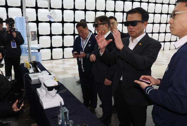 최상목 대통령 권한대행 부총리 겸 기획재정부 장관이 2월 26일 충북 청주시 오송 첨단의료복합단지에서 시력장애 보조형 가상현실(VR) 기기를 체험하고 있다. 연합뉴스