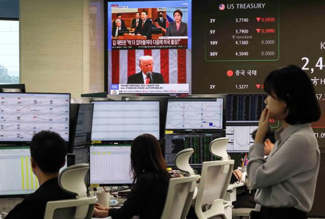 3일 서울 중구 하나은행 본점 딜링룸에 트럼프 미국 대통령의 관세 발표 관련 뉴스가 나오고 있다. 뉴시스