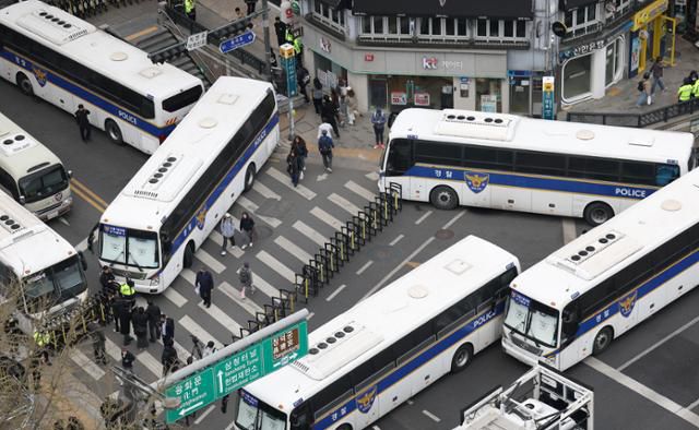 윤석열 대통령 탄핵 선고 기일을 이틀 앞둔 2일 서울 종로구 헌법재판소 인근 도로 통행이 통제되고 있다. 연합뉴스