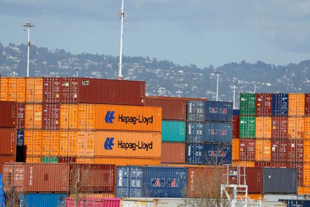 2일 미국 캘리포니아주 오클랜드의 오클랜드항에 쌓인 수출용 컨테이너가 쌓여 있다. 오클랜드=EPA 연합뉴스