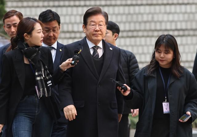 이재명 더불어민주당 대표가 1일 서울중앙지법에서 열린 '대장동·위례·백현동·성남FC 사건' 1심 공판에 출석하고 있다. 연합뉴스