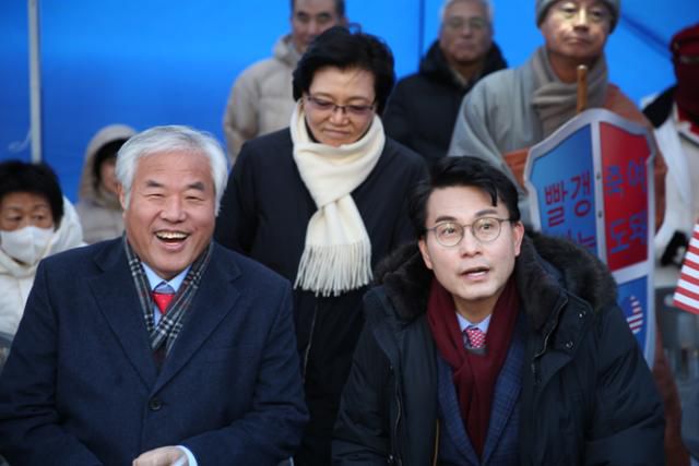 윤상현(오른쪽) 국민의힘 의원이 지난해 12월 서울 종로구 세종대로에서 열린 대한민국바로세우기국민운동본부(대국본) 주최 자유민주주의 수호 광화문 국민혁명대회에 참석해 전광훈 목사와 대화를 나누고 있다. 뉴스1
