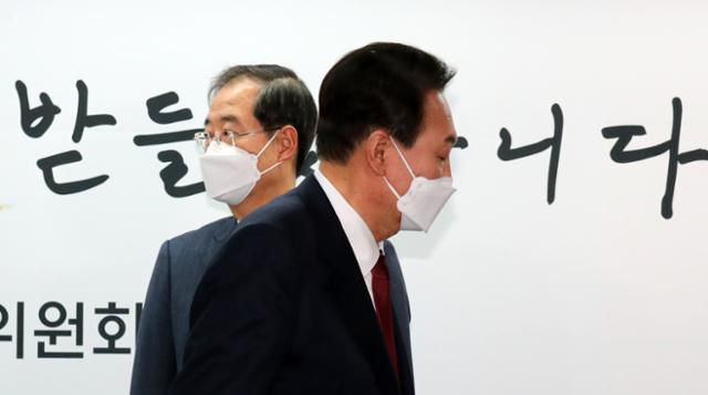 당선자 시절 윤석열 전 대통령과 한덕수 국무총리. 인수위사진기자단