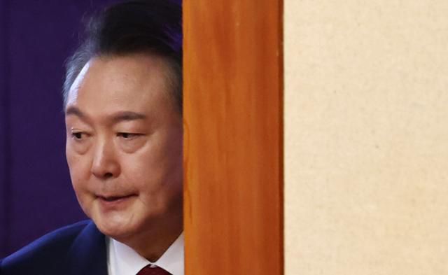 2월13일 윤석열 전 대통령이 서울 종로구 헌법재판소에서 열린 '윤석열 대통령 탄핵심판 8차 변론'에 출석하기 위해 대심판정으로 입장하고 있다. 연합뉴스