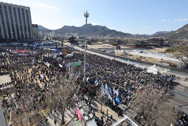 지난달 29일 서울 종로구 동십자각 인근에서 박찬대 더불어민주당 원내대표, 김선민 조국혁신당 대표 권한대행 참석하에 열린 야5당 대통령 탄핵 촉구 사전집회에서 참가자들이 구호를 외치고 있다. 연합뉴스