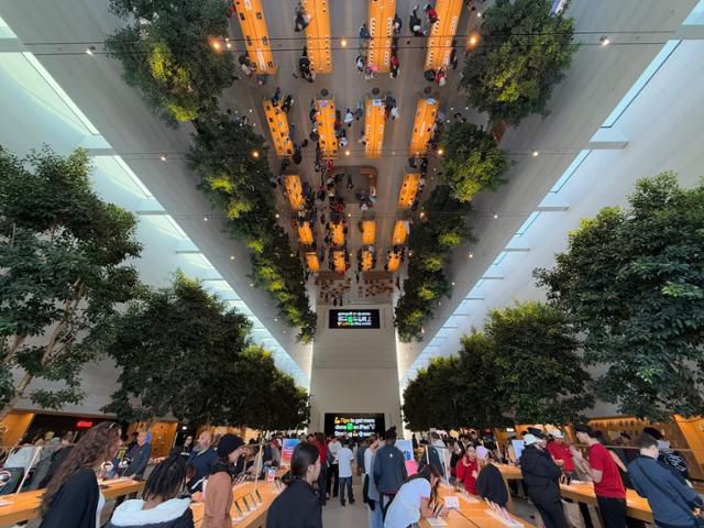 시민들이 2025년 1월 미국 캘리포니아주 로스앤젤레스 그로브 쇼핑센터 내 애플스토어를 방문하고 있다. 로스앤젤레스=AFP 연합뉴스 자료사진