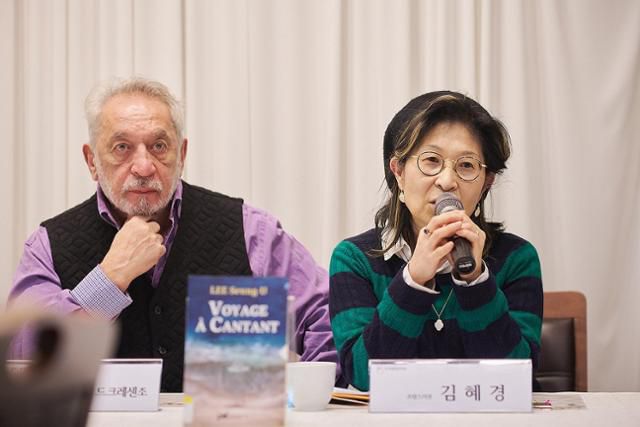프랑스 번역가 장클로드 드크레센조(왼쪽)와 김혜경 교수가 2023년 12월, 한국문학번역상 대상 수상을 기념해 서울 종로구 소재 한 식당에서 열린 기자간담회에 참석해 발언하고 있다. 한국문학번역원 제공