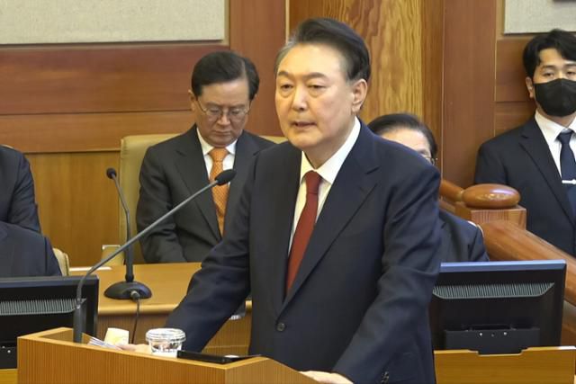 윤석열 전 대통령이 2월 25일 오후 서울 종로구 헌법재판소에서 열린 탄핵심판 최종 변론기일에 출석해 최종의견을 진술하고 있다. 뉴스1