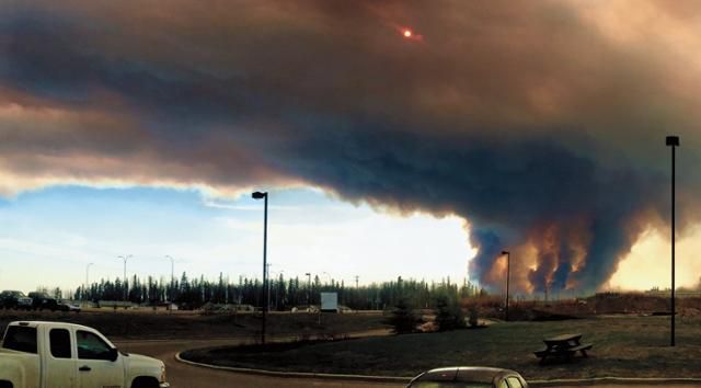 2016년 5월 캐나다 앨버타주 포트맥머리 5호 소방서에서 관찰된 임야 화재의 불기둥. 곰출판 제공