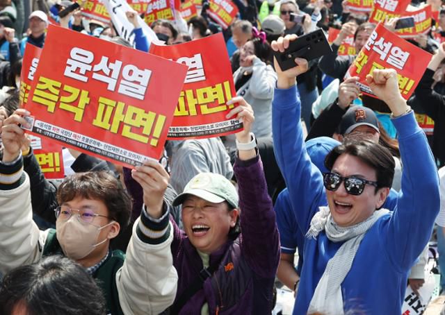 헌법재판소가 윤석열 전 대통령 탄핵 사건에 대해 인용을 선고한 4일 서울 용산구 한남동 관저 인근에서 탄핵에 찬성한 시민들이 환호하고 있다. 연합뉴스