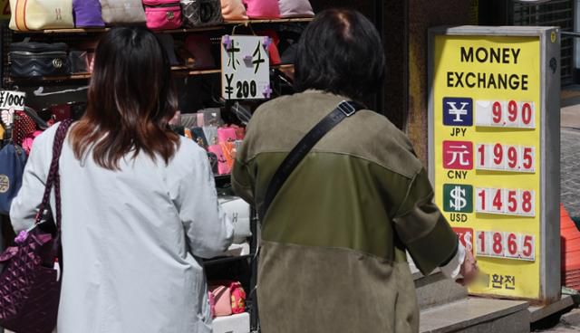 6일 서울 명동의 한 환전소에 원달러 환율 등 시세가 안내되고 있다. 뉴스1
